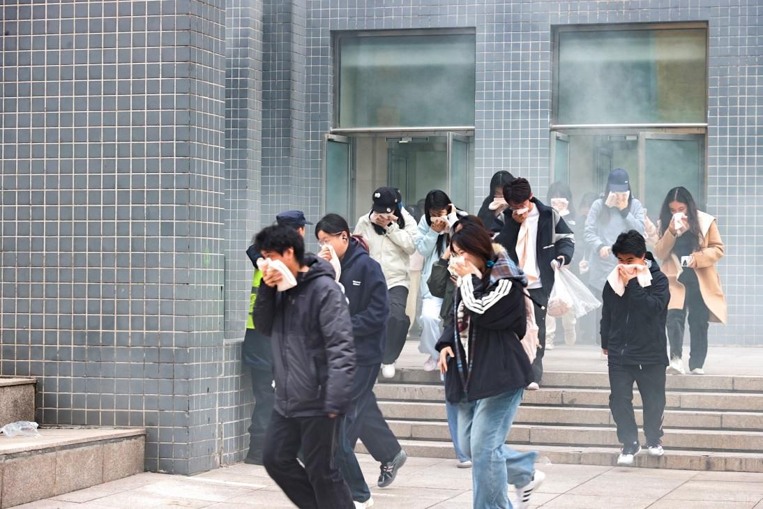 学校组织开展区域协同消防演练